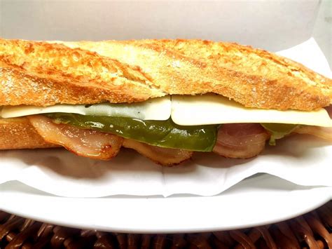 Bocadillo de pimientos verdes y beicon
