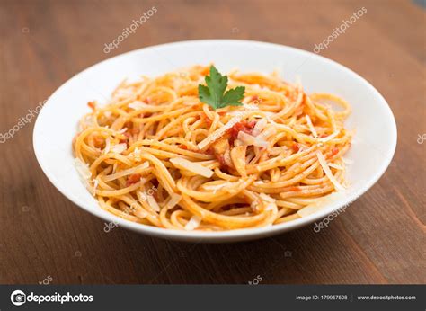 Plato de espaguetis con queso recién servido