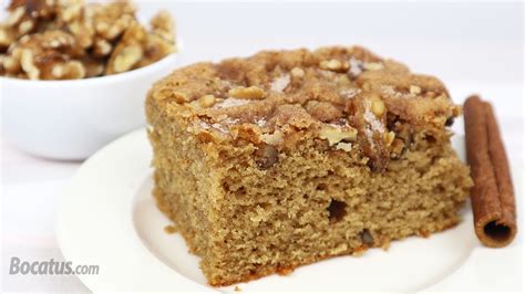 Bizcocho de manzana, nueces y pasas cortado