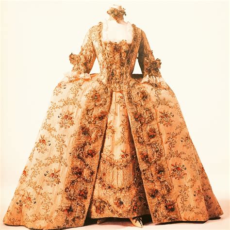 Representación de la moda sevillana del siglo XVI