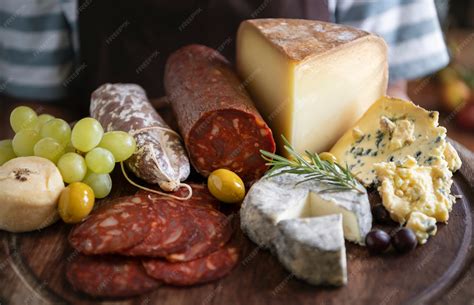 Variedad de embutidos y quesos en Jamonería Fuentes