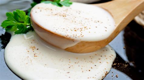 Salsa bechamel en proceso de cocción, sin grumos