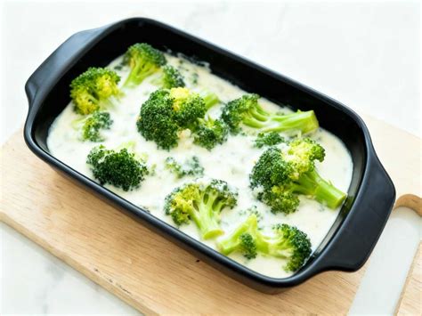 Brócoli con bechamel y queso antes de hornear