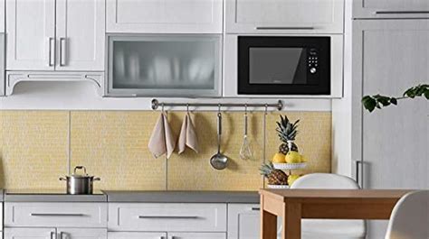 Microondas en una cocina moderna