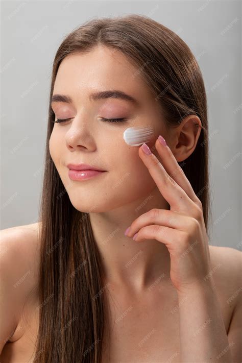 Mujer aplicando BB Cream