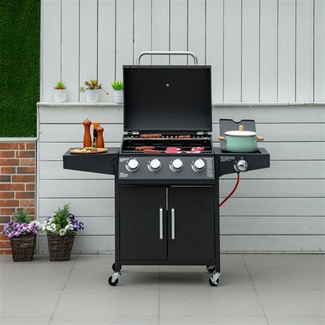 Barbacoa de gas con ruedas en un jardín