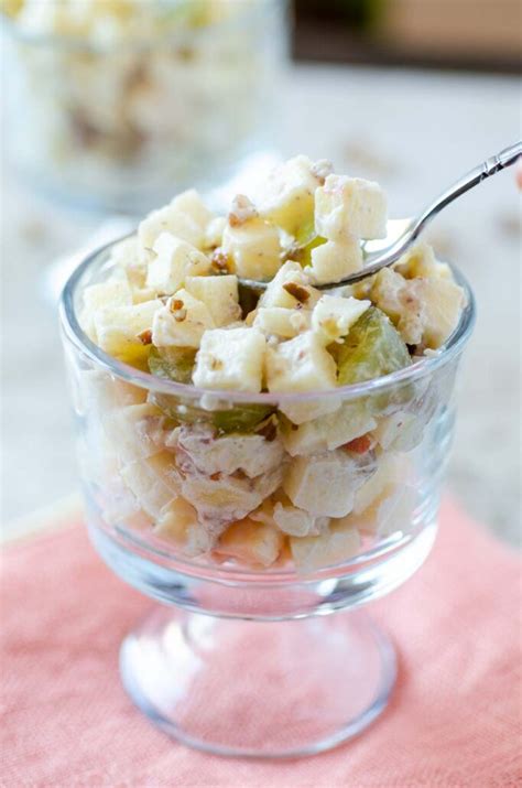 Ensalada de uvas rojas y verdes, manzana en cubitos y pacanas