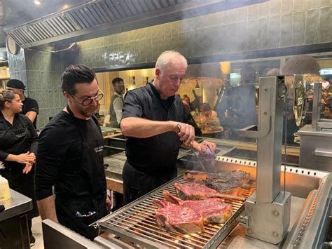 Chef preparando barbacoa al carbón en Las Palmas