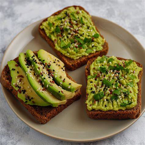 Tostadas de arroz con aguacate, plátano, coco rallado y frutos secos