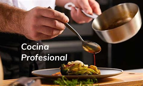 Personas asistiendo a un curso de cocina profesional