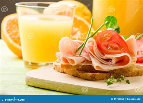 Tostada con jamón ibérico y zumo de naranja