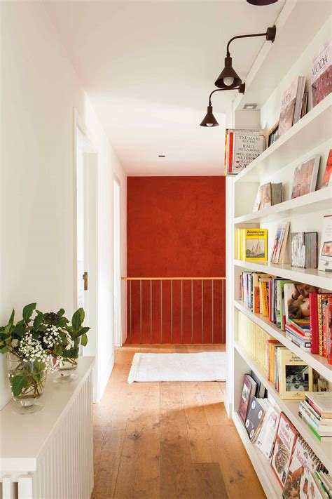 Pasillo con librería integrada y elementos decorativos