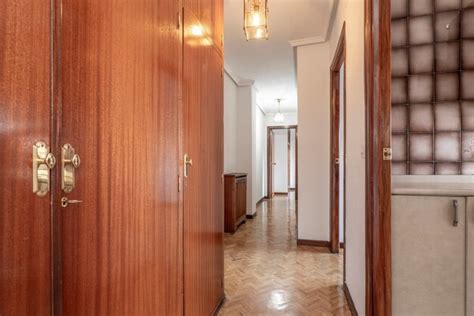 Pasillo con suelos de madera y armarios empotrados