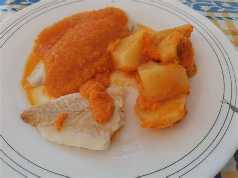Ingredientes para pescado en salsa de tomate con patatas