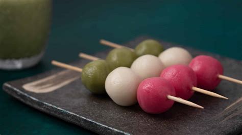 Brochetas de dango de diferentes colores