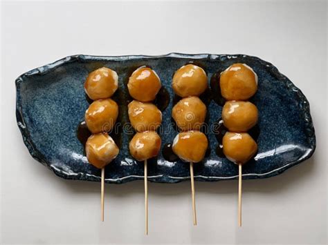 Dango recién preparados con glaseado de Mitarashi