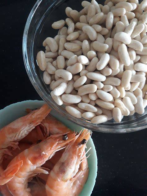 Ingredientes para guiso de langostinos con alubias blancas