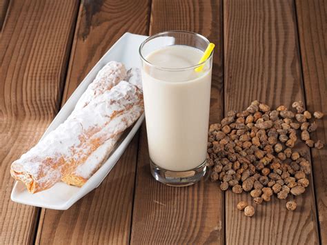Horchata con fartons, un postre tradicional de Valencia