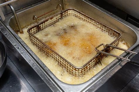 Proceso de fritura de patatas caseras