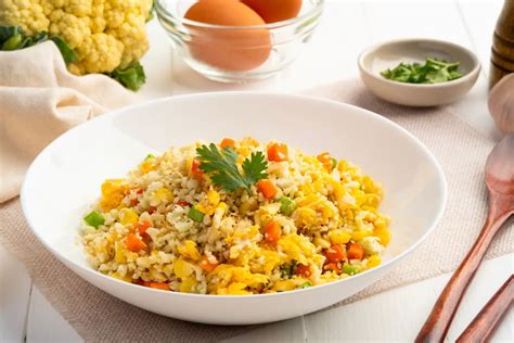 Arroz de coliflor con verduras y huevo