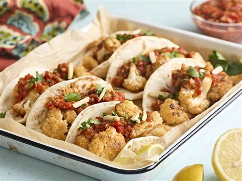 Tacos de coliflor con salsa