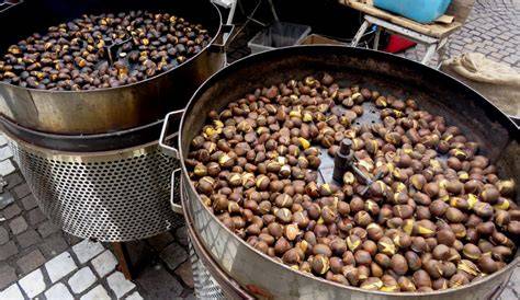 Imagen de un puesto de castañas asadas en otoño