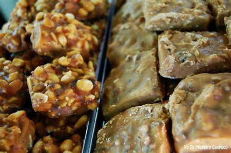 Variedad de dulces tradicionales paraguayos con maní