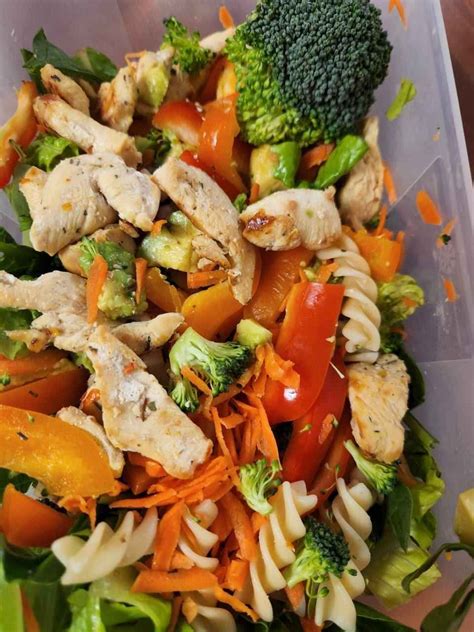 Ensalada de espelta fresca con vegetales y pollo