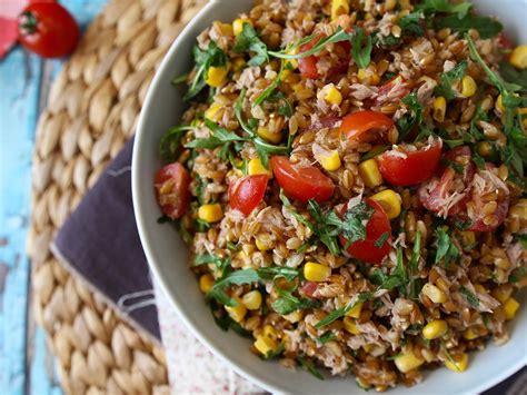 Ingredientes frescos para ensalada con espelta
