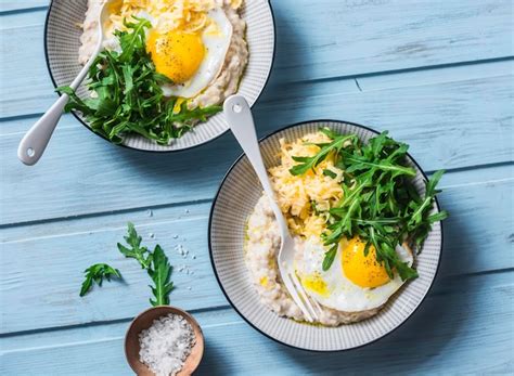 ejemplo de desayuno equilibrado con huevo frito y vegetales