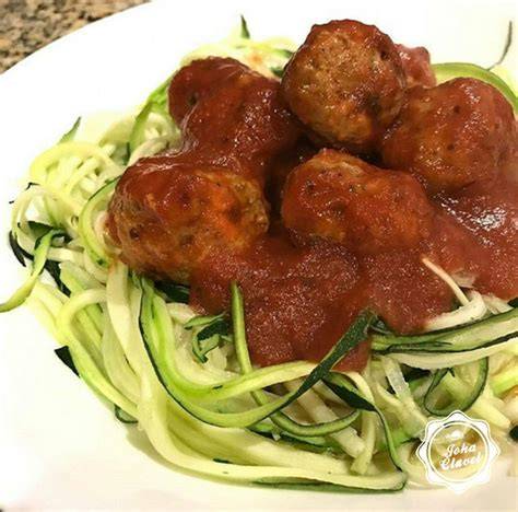 Ingredientes principales para espaguetis de calabacín con albóndigas