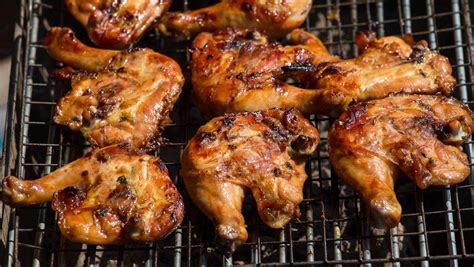 Pollo asado a la parrilla con marcas de parrilla