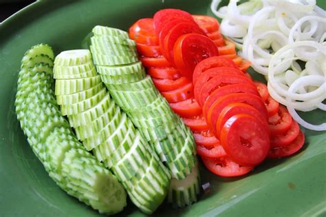 Ingredientes frescos: pepino, cebolla roja y tomate