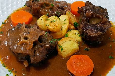 Plato de rabo de toro estofado con puré de patatas