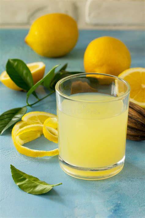 Zumo de limón recién exprimido en un vaso