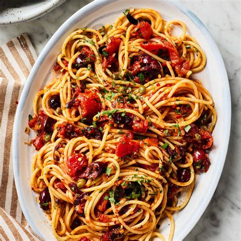 Pasta a la puttanesca tradicional