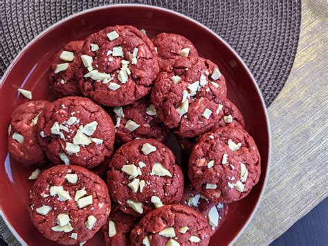 Galletas Red Velvet recién horneadas