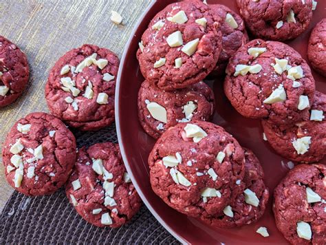 Masa de galletas Red Velvet con chips de chocolate blanco