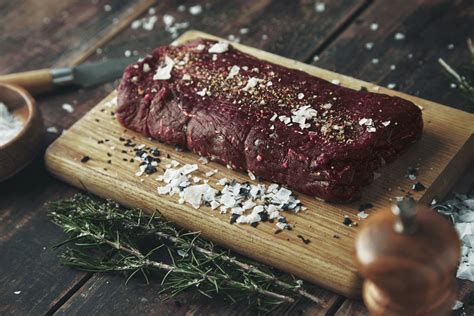 Carne de ciervo macerando en vino tinto