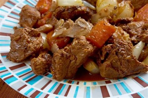 Caldereta de ciervo servida con patatas fritas