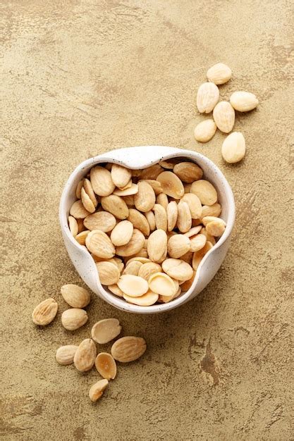 Almendras tostadas en un bol
