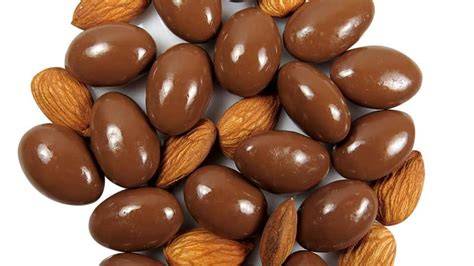Almendras con chocolate negro en un plato