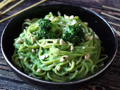Plato de pasta cremosa con almendras y limón