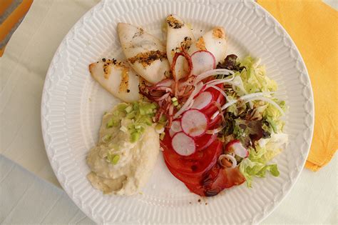 Plato de chipirones a la parrilla con puré de castañas y ensalada