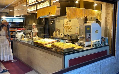 Interior de un local de pasta para llevar en Venecia
