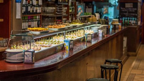 Variedad de tapas en un bar de Escalona