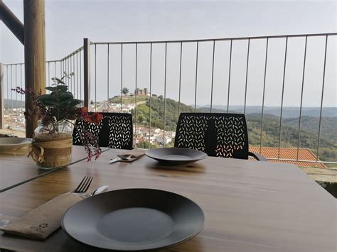 Terraza de un bar con vistas al castillo de Escalona