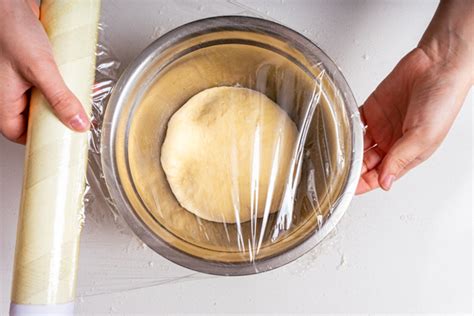 Masa de galletas reposando en el frigorífico