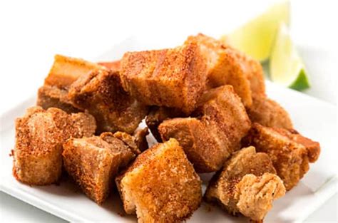Plato de chicharrones artesanales recién cortados