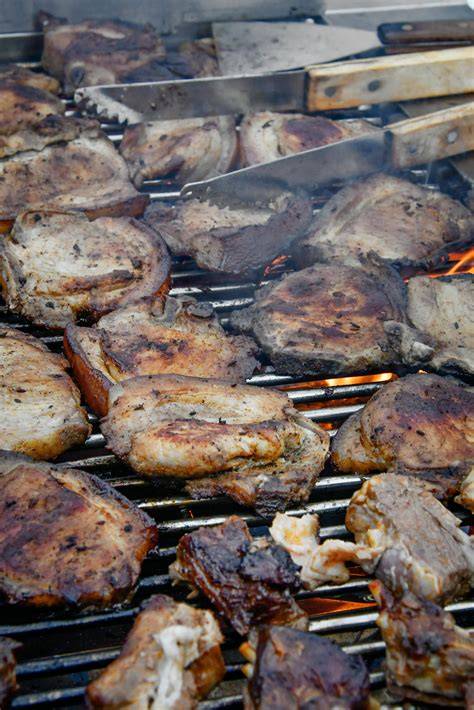 Parrilla inclinada con una chuleta asándose